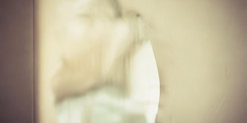 镜子里的我在哭究竟是哪首歌？