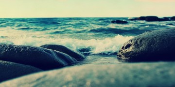 岩石上看海水到底是哪首歌?