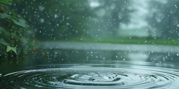 静静的听风雨出自哪首歌？